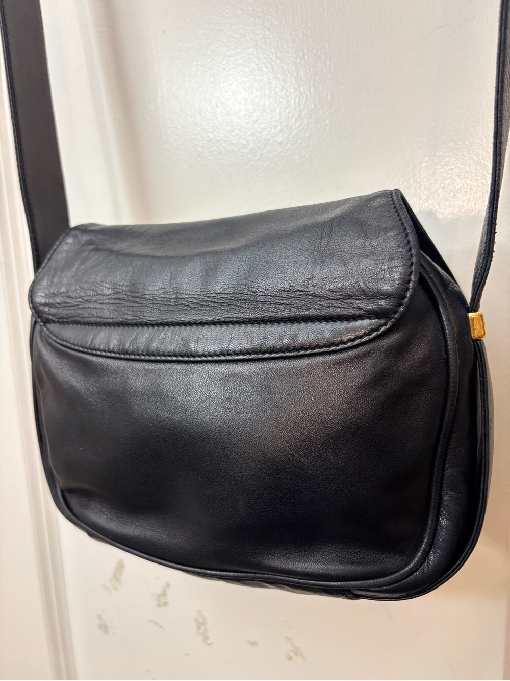 Vintage 1970s Gucci Black Leather Scoop Flap Crossbody Bag 001-113-0195 - Picture 8 of 16